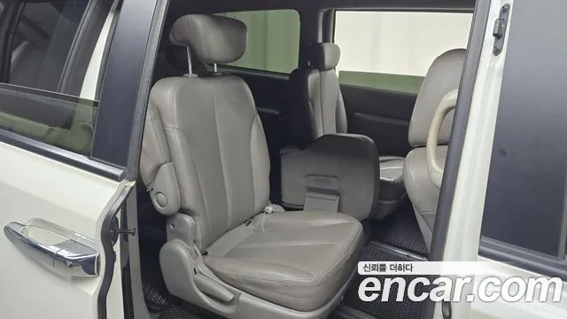 Kia Carnival 2010 thumb 11