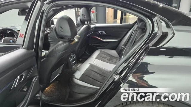 BMW 3-Series 2021 thumb 11