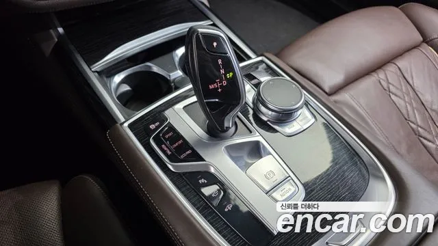 BMW 7-Series 2018 thumb 9