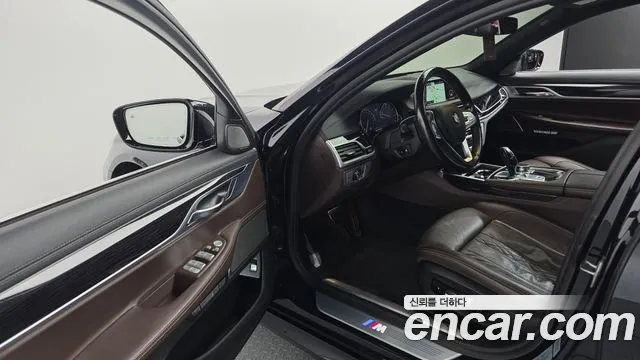 BMW 7-Series 2018 thumb 10