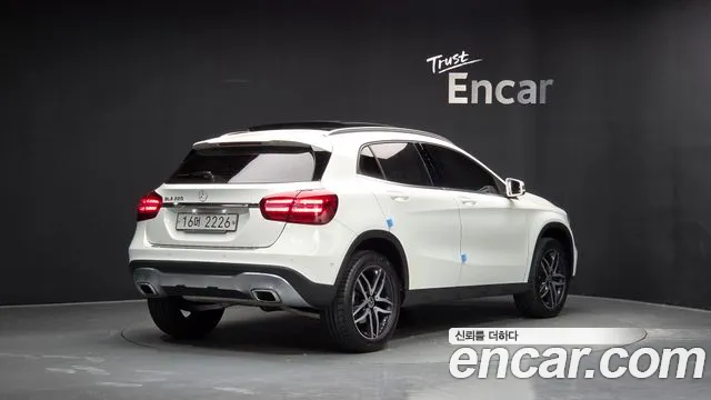Mercedes-Benz GLA 2018 thumb 2