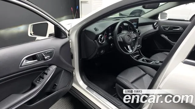 Mercedes-Benz GLA 2018 thumb 10