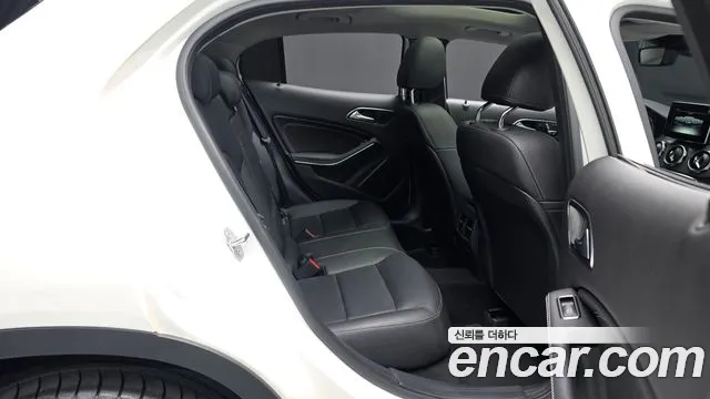 Mercedes-Benz GLA 2018 thumb 11