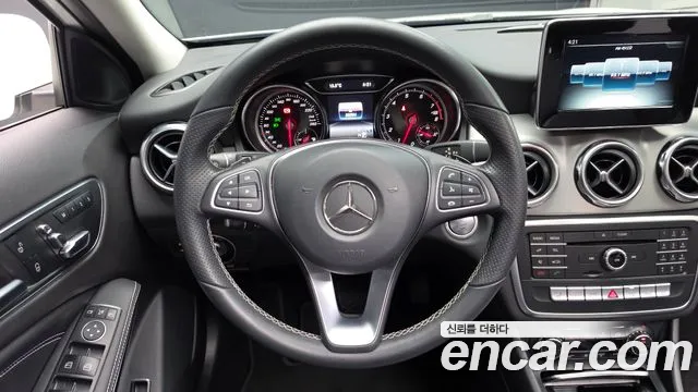 Mercedes-Benz GLA 2018 thumb 12