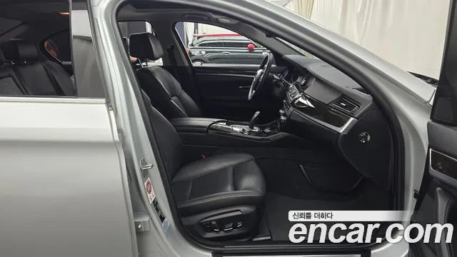 BMW 5-Series 2015 thumb 11