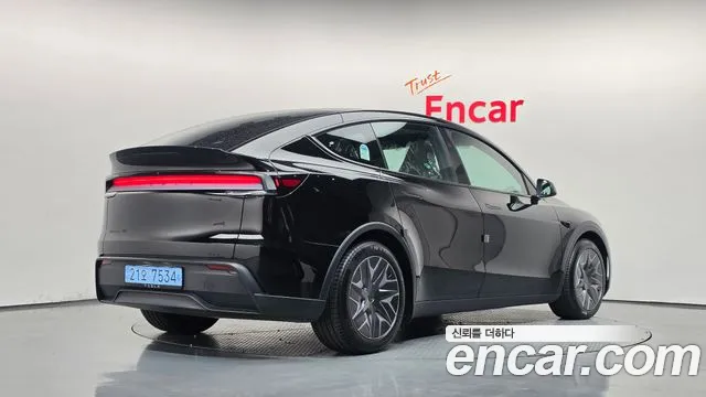 Tesla Model Y 2026 thumb 2