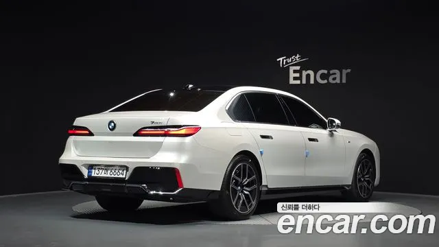 BMW 7-Series 2023 thumb 2