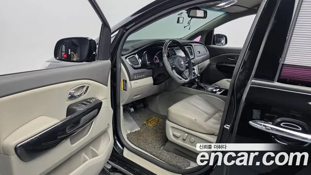 Kia Carnival 2017 thumb 10