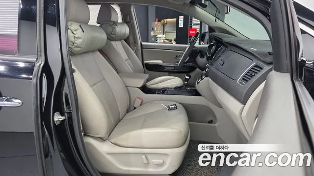 Kia Carnival 2017 thumb 11