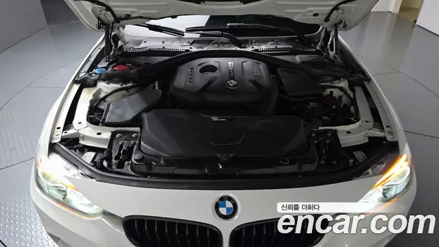 BMW 3-Series 2018 thumb 5
