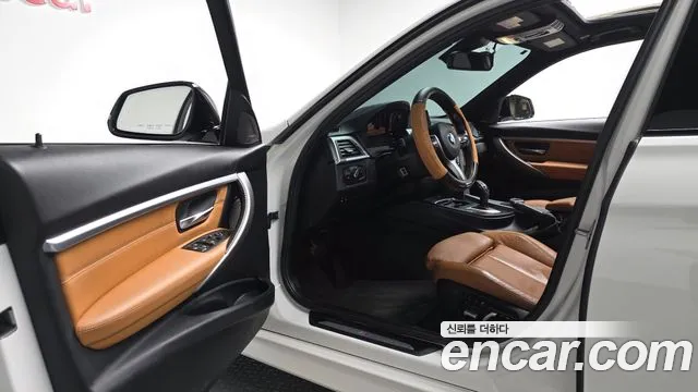 BMW 3-Series 2018 thumb 9