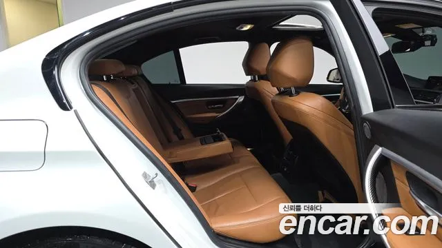 BMW 3-Series 2018 thumb 10