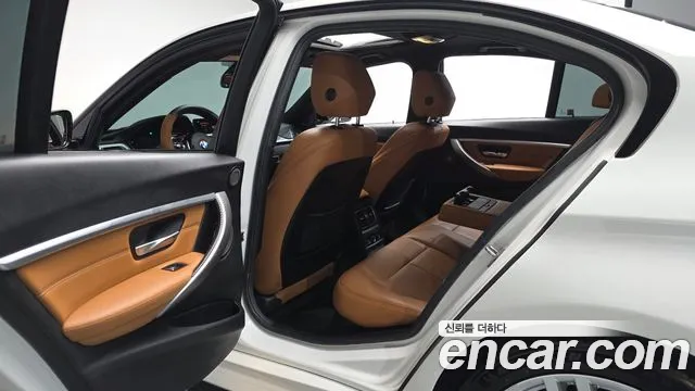 BMW 3-Series 2018 thumb 11