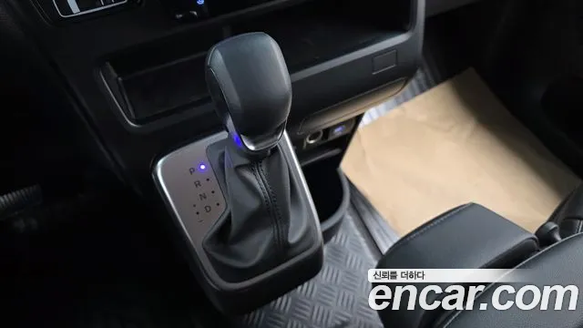 Hyundai Staria 2025 thumb 9