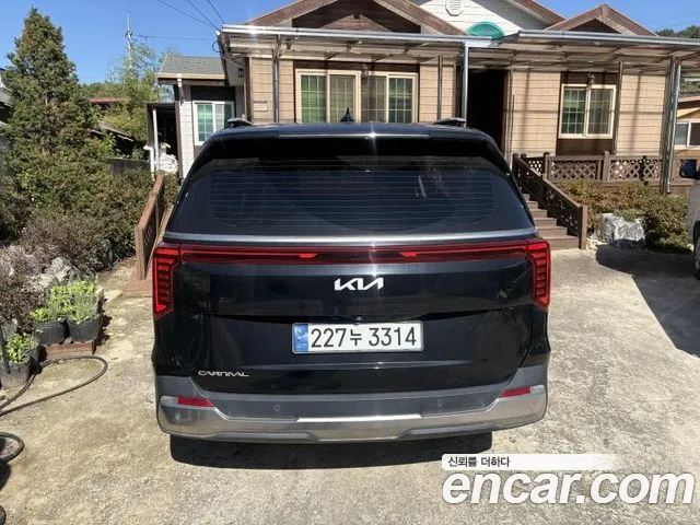 Kia Carnival 2023 thumb 4