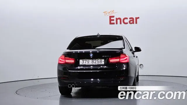 BMW 3-Series 2017 thumb 3
