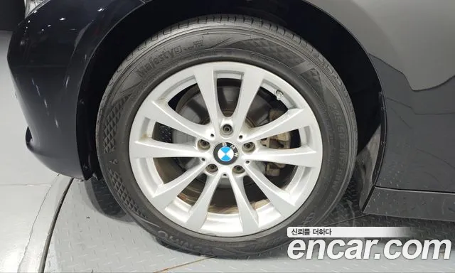 BMW 3-Series 2017 thumb 4