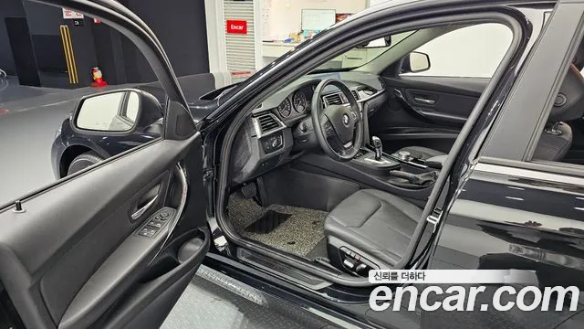 BMW 3-Series 2017 thumb 9