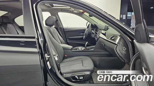 BMW 3-Series 2017 thumb 10