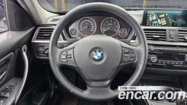 BMW 3-Series 2017 thumb 12