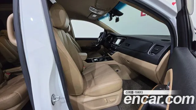 Kia Carnival 2016 thumb 10