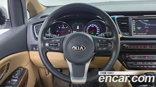 Kia Carnival 2016 thumb 12