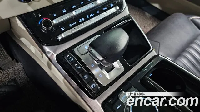 Genesis G90 2016 thumb 9