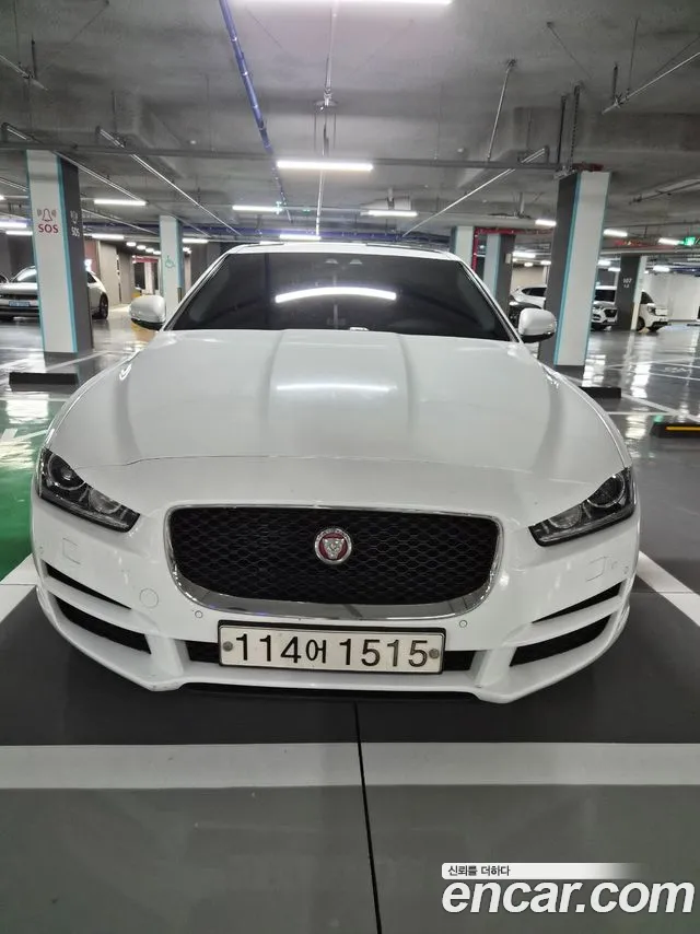 Jaguar XE 2018 thumb 3