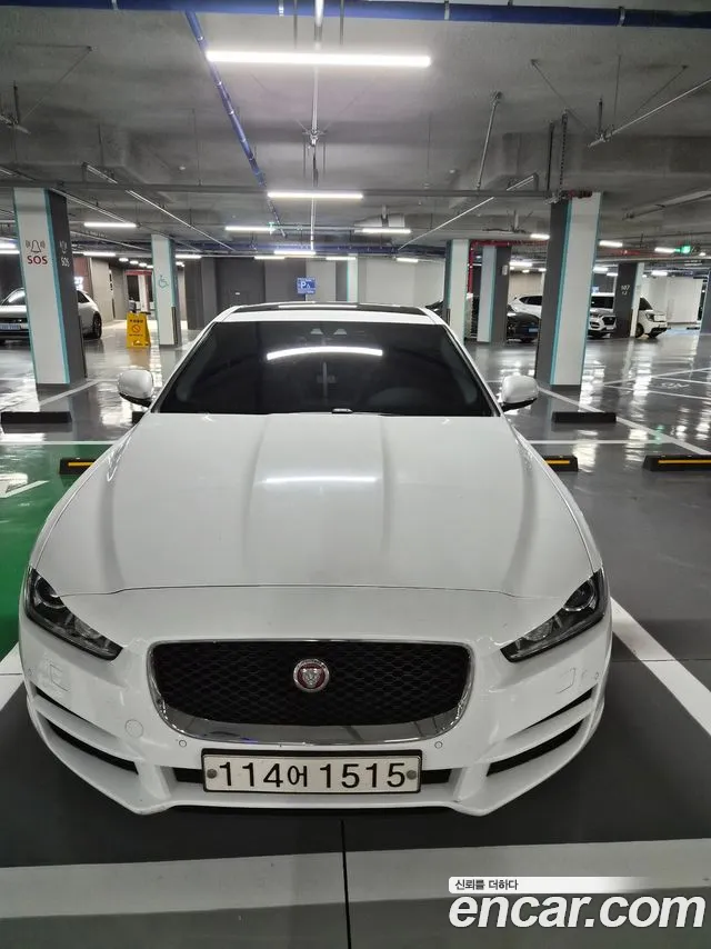 Jaguar XE 2018 thumb 4