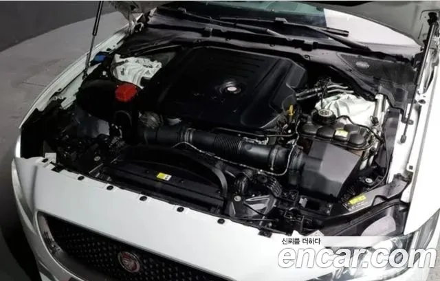 Jaguar XE 2018 thumb 7