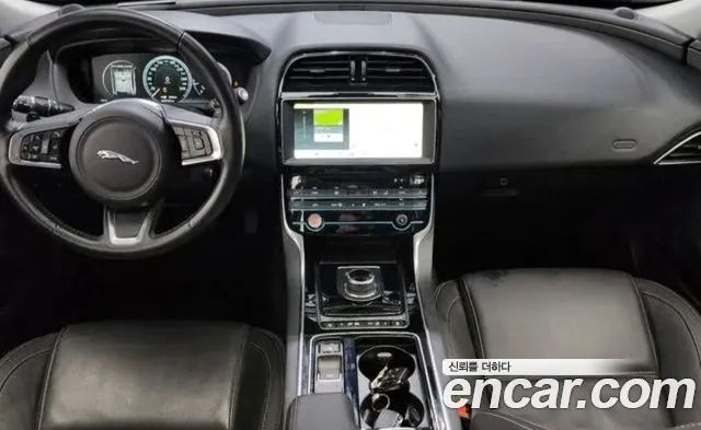 Jaguar XE 2018 thumb 8
