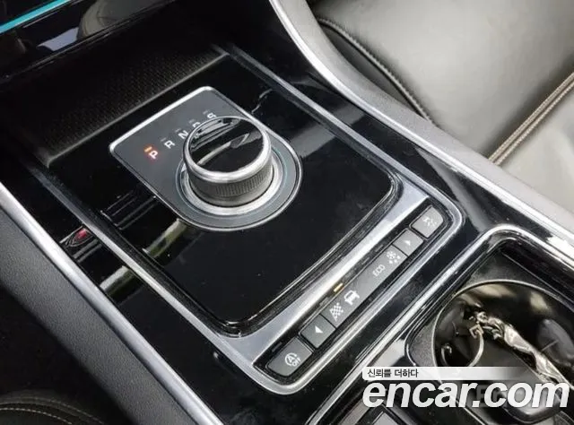 Jaguar XE 2018 thumb 9