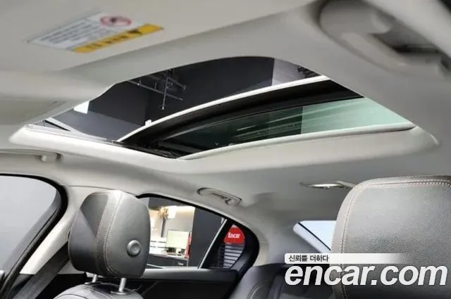 Jaguar XE 2018 thumb 10