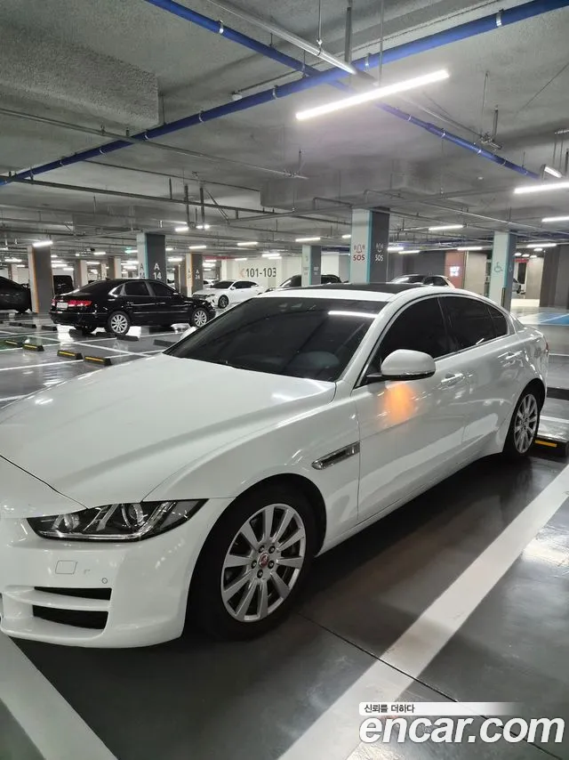 Jaguar XE 2018 thumb 12