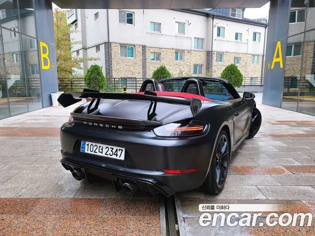 Porsche Cayman 2018 thumb 3