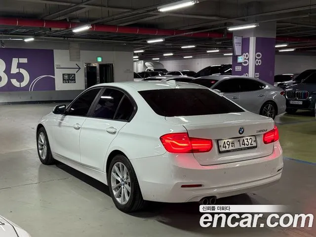 BMW 3-Series 2018 thumb 4