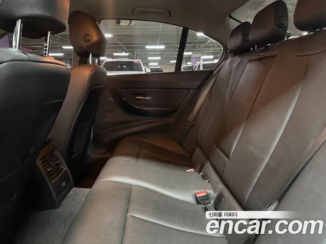 BMW 3-Series 2018 thumb 6
