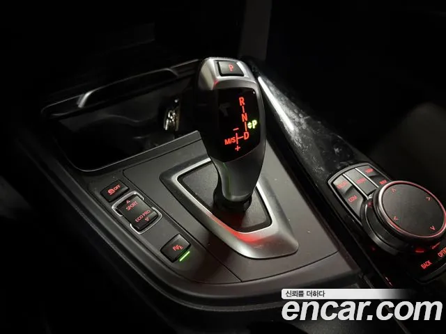 BMW 3-Series 2018 thumb 9