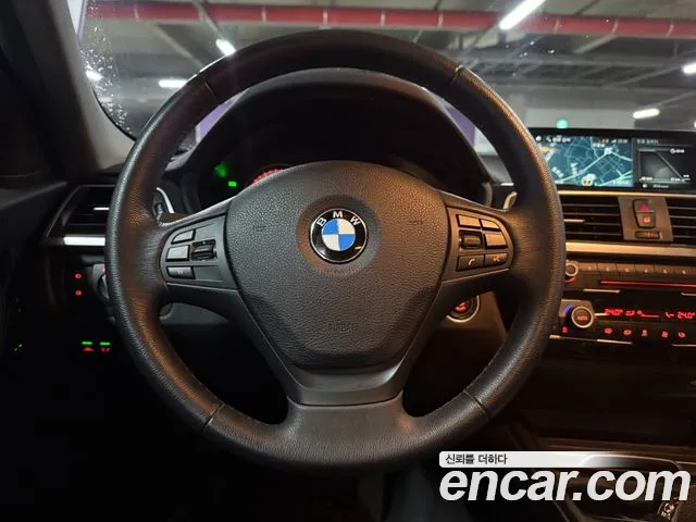 BMW 3-Series 2018 thumb 10