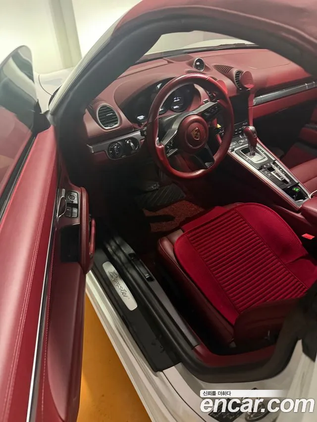 Porsche Cayman 2019 thumb 3