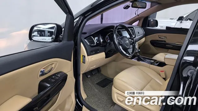 Kia Carnival 2017 thumb 10