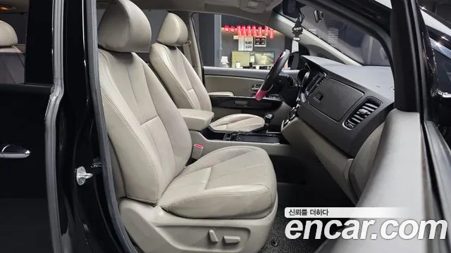 Kia Carnival 2016 thumb 10