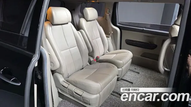 Kia Carnival 2016 thumb 11