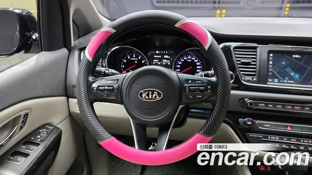 Kia Carnival 2016 thumb 12