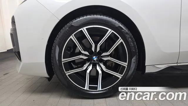 BMW i7 2023 thumb 4