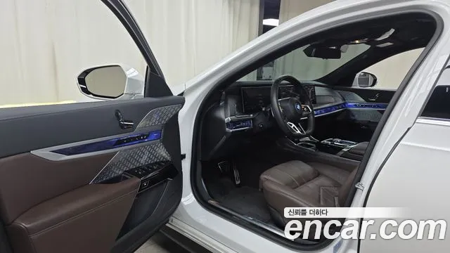 BMW i7 2023 thumb 9