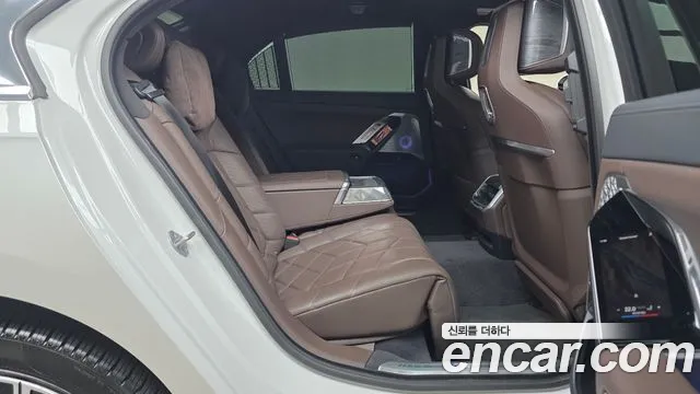 BMW i7 2023 thumb 11