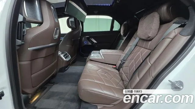 BMW i7 2023 thumb 12