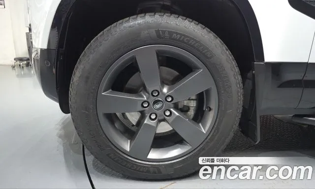 Land Rover Defender 2024 thumb 5
