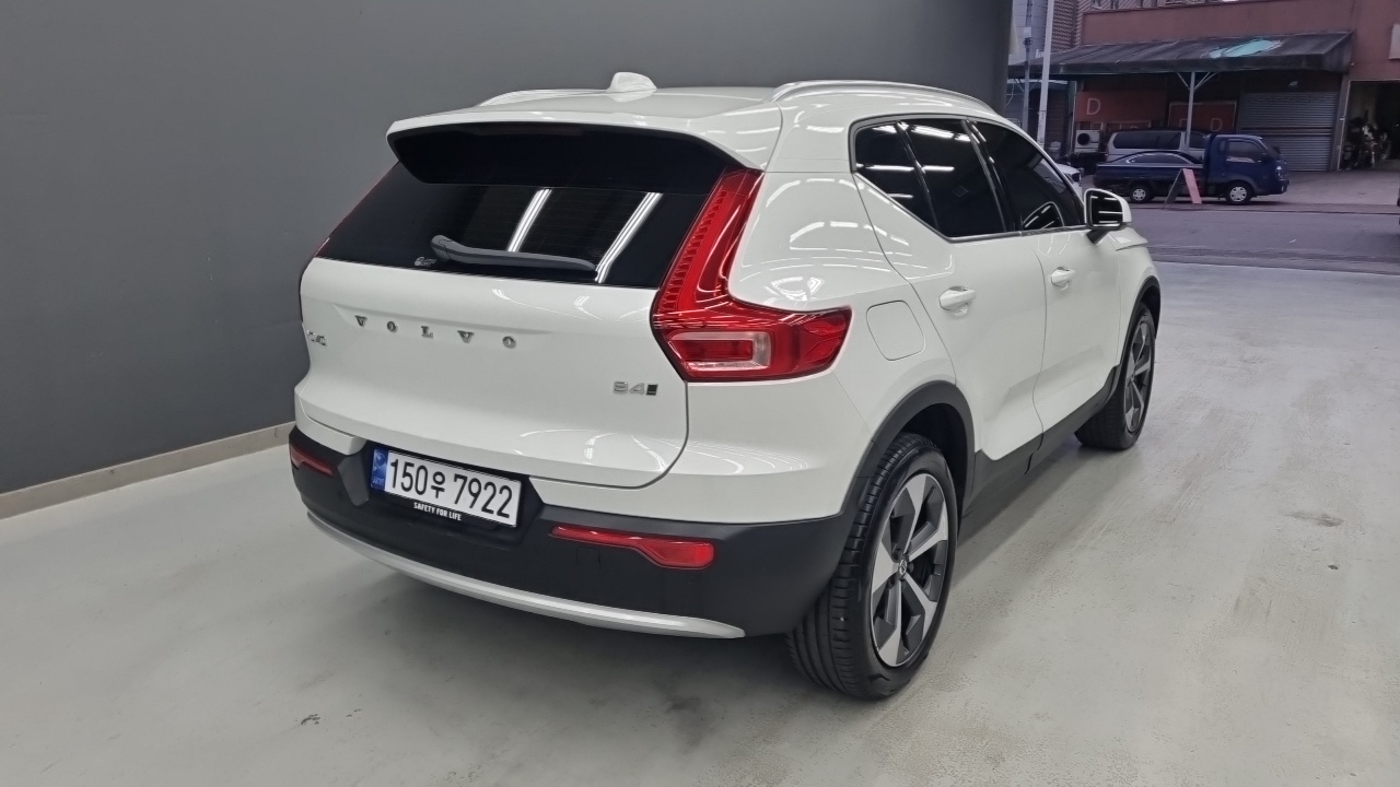 Volvo XC40 2023 thumb 2